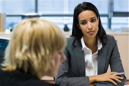 Female executive listening to colleague talk Foto de stock - Sin royalties Premium, Código: 632-03848049