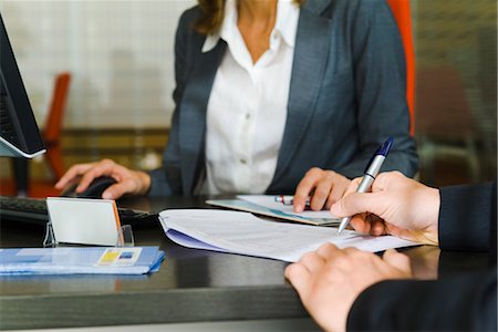 escribiendo - Person signing paperwork, mid section Foto de stock - Sin royalties Premium, Código: 632-03848042