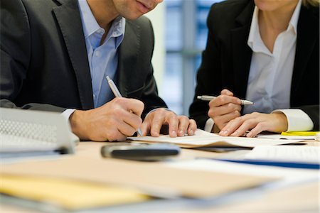 escribiendo - Executive signing paperwork, cropped Foto de stock - Sin royalties Premium, Código: 632-03848089