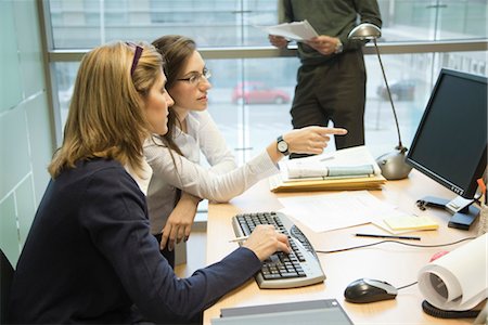 Collègues travaillant ensemble sur l'ordinateur de bureau Photographie de stock - Premium Libres de Droits, Code: 632-03848169