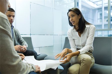 Femme d'affaires discutant le travail avec des collègues Photographie de stock - Premium Libres de Droits, Code: 632-03848201