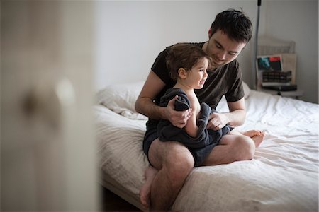 Father drying off toddler son after a bath Foto de stock - Sin royalties Premium, Código: 632-03848228