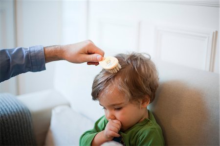 everyday - Father brushing toddler son's hair, cropped Foto de stock - Sin royalties Premium, Código: 632-03848230