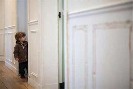 doorway - Toddler boy standing in hall, peeking in doorway Foto de stock - Sin royalties Premium, Código: 632-03848232