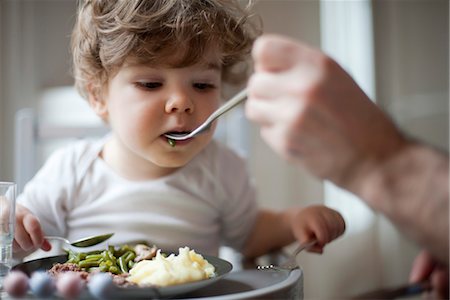 pomme de terre hachées - Garçon enfant en bas âge nourri des haricots verts, coupés Photographie de stock - Premium Libres de Droits, Code: 632-03848264