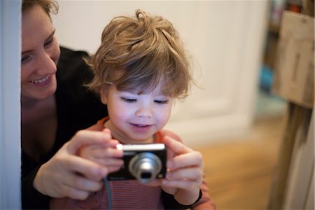 Mother and toddler son looking at digital camera together Foto de stock - Sin royalties Premium, Código: 632-03848267