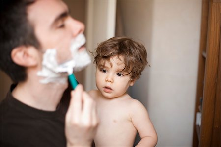 shaving (hygiene) - Garçon enfant regardant son rasage père Photographie de stock - Premium Libres de Droits, Code: 632-03848274