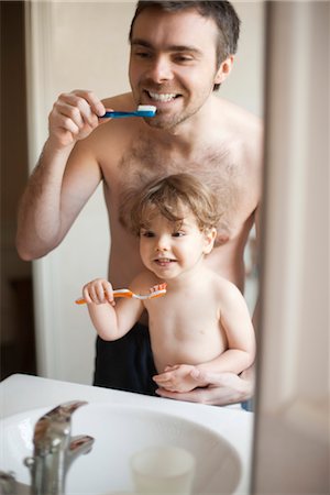 simsearch:700-03068730,k - Fils père et enfant en bas âge, se brosser les dents ensemble Photographie de stock - Premium Libres de Droits, Code: 632-03848289