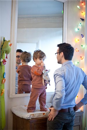 sucer son pouce - Père et fils ensemble en pépinière Photographie de stock - Premium Libres de Droits, Code: 632-03848300