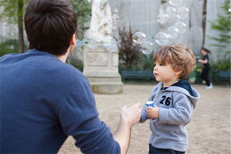 simsearch:695-03390320,k - Father and toddler son playing with bubbles Foto de stock - Sin royalties Premium, Código: 632-03848336