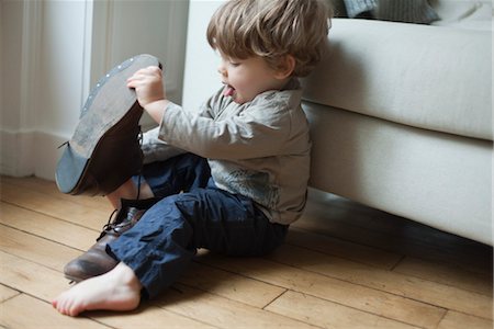 sofa on wooden floor - Garçon bébé jouer avec des chaussures de parent Photographie de stock - Premium Libres de Droits, Code: 632-03848343