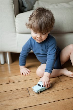 Toddler boy playing with toy car Foto de stock - Sin royalties Premium, Código: 632-03848358