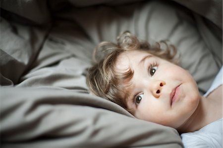 pureza (inocencia) - Toddler boy lying in bed, portrait Foto de stock - Sin royalties Premium, Código: 632-03848365
