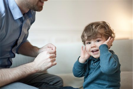 parloir - Garçon enfant jouant avec le père, portrait Photographie de stock - Premium Libres de Droits, Code: 632-03848366