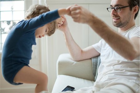 parloir - Garçon enfant jouant avec le père Photographie de stock - Premium Libres de Droits, Code: 632-03848367