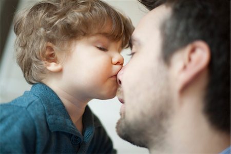 simsearch:632-03848308,k - Toddler boy kissing father's nose Foto de stock - Royalty Free Premium, Número: 632-03848361
