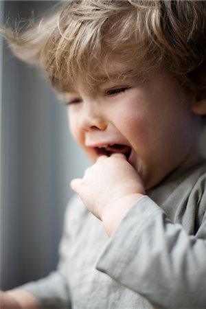 finger in mouth - Toddler boy crying, portrait Stock Photo - Premium Royalty-Free, Code: 632-03848376