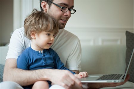 simsearch:632-03848308,k - Toddler boy using laptop computer with father Foto de stock - Royalty Free Premium, Número: 632-03848371