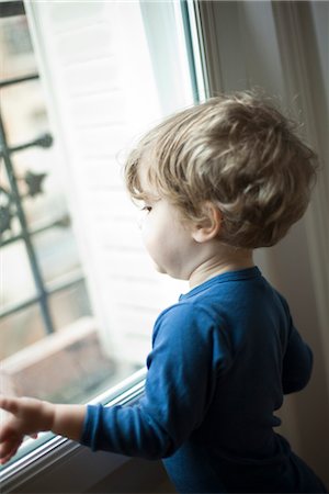 simsearch:632-05759659,k - Kleinkind-Junge aus Fenster schaute Stockbilder - Premium RF Lizenzfrei, Bildnummer: 632-03848394