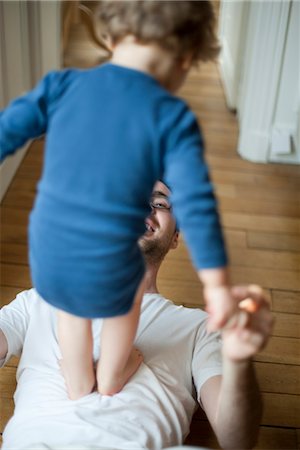 Père jouant avec fils tout-petits Photographie de stock - Premium Libres de Droits, Code: 632-03848391