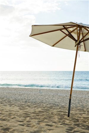 Beach umbrella Foto de stock - Sin royalties Premium, Código: 632-03897840