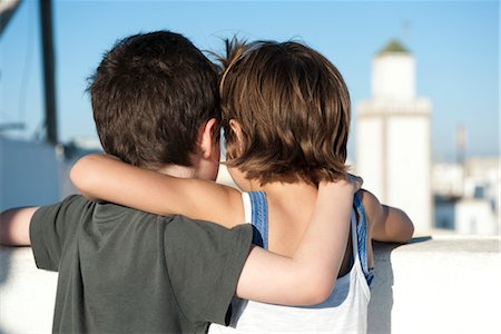 Young siblings with arms around each other's shoulders, rear view Foto de stock - Sin royalties Premium, Código: 632-03897906