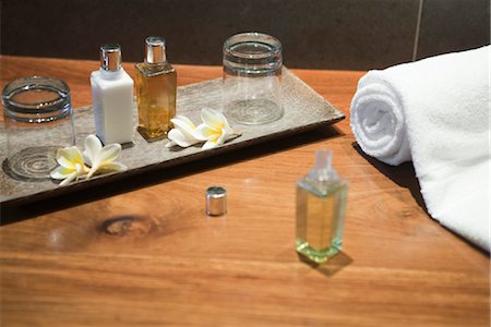 spa towel rolls - Perfume bottles and frangipani flowers on tray Stock Photo - Premium Royalty-Free, Code: 632-03897922