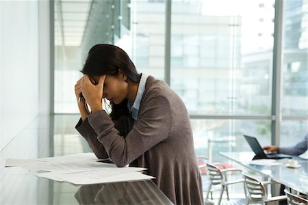 Businesswoman stressing over work Foto de stock - Sin royalties Premium, Código: 632-03897940