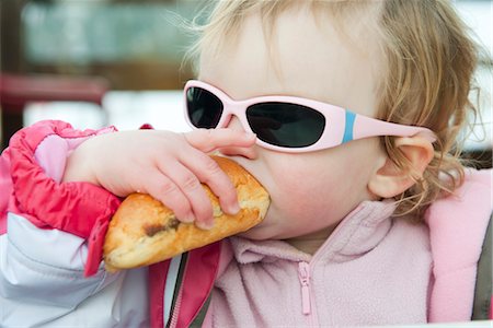 french breads - Toddler girl eating baguette Foto de stock - Sin royalties Premium, Código: 632-03897959