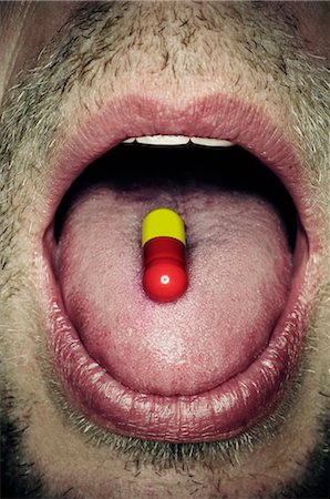 Capsule on man's tongue, close-up Foto de stock - Sin royalties Premium, Código: 632-03897952