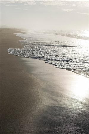 surf (waves hitting shoreline) - Surf lapping beach Foto de stock - Sin royalties Premium, Código: 632-03897965