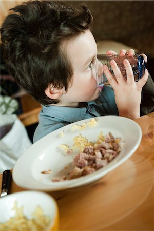 Petit garçon à table, verre d'eau à boire Photographie de stock - Premium Libres de Droits, Code: 632-03897986