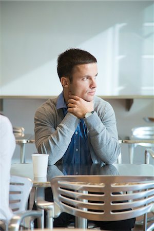 pause-café - L'homme à la recherche de suite en pensée, portrait Photographie de stock - Premium Libres de Droits, Code: 632-03898019