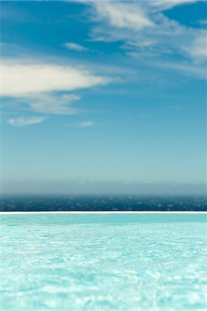 piscina desbordante - Swimming pool, sea in background Foto de stock - Sin royalties Premium, Código: 632-03898039