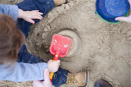 parent and child on playground - Toddler boy playing in sand Foto de stock - Sin royalties Premium, Código: 632-03898046