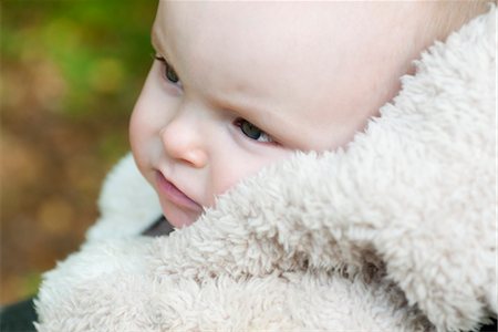 simsearch:632-03847859,k - Infant wrapped in blanket, portrait Fotografie stock - Premium Royalty-Free, Codice: 632-03898097