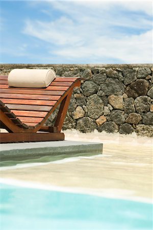 deck chair - Chaise de salon en bois dans la piscine Photographie de stock - Premium Libres de Droits, Code: 632-03898107