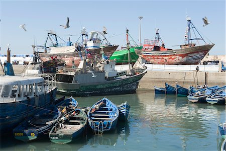 Fishing boats docked in shipyard Foto de stock - Sin royalties Premium, Código: 632-03898122