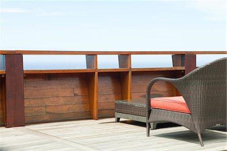 Wicker patio furniture on deck Foto de stock - Sin royalties Premium, Código: 632-03898182