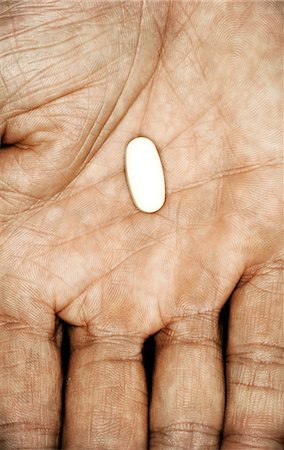 Single pill in hand Stock Photo - Premium Royalty-Free, Code: 632-03898190