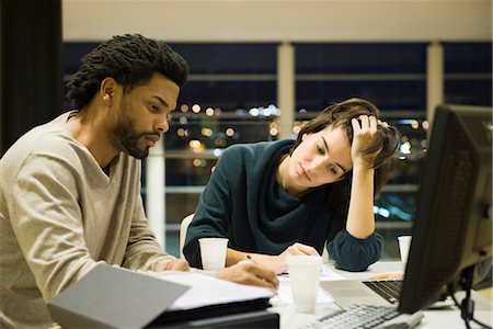 Collègues qui travaillent sur le projet ensemble dans le bureau pendant la nuit Photographie de stock - Premium Libres de Droits, Code: 632-03898382