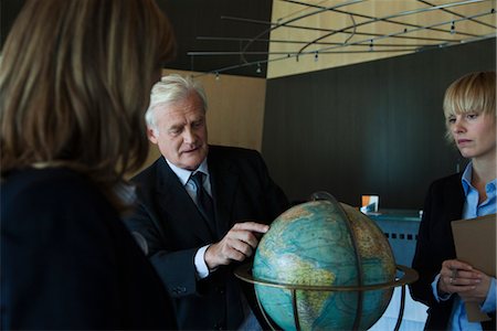 economía global - Executive outlining future global business plans to colleagues Foto de stock - Sin royalties Premium, Código: 632-03898400