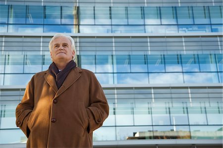 simsearch:632-06967620,k - Mature man standing in front of building, looking away, portrait Foto de stock - Sin royalties Premium, Código: 632-03898471