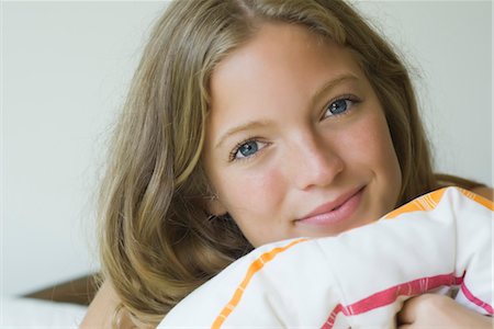 Young woman resting head on pillow, portrait Foto de stock - Sin royalties Premium, Código: 633-05401424