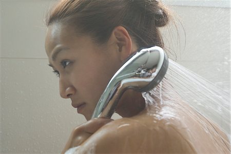 sanitário - Young woman showering Foto de stock - Royalty Free Premium, Número: 633-05401440