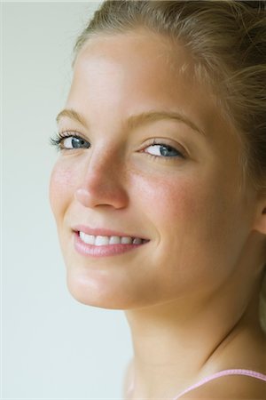 soins de peau - Jeune femme regardant par-dessus l'épaule à la caméra, portrait Photographie de stock - Premium Libres de Droits, Code: 633-05401451