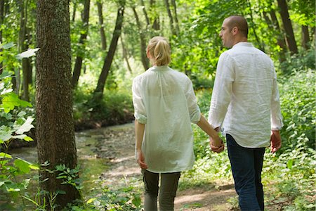 stroll - Couple marchant dans les bois, arrière vue Photographie de stock - Premium Libres de Droits, Code: 633-05401461