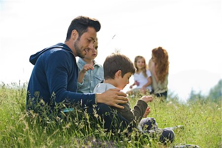 father and daughter talking - Father talking with young sons outdoors Foto de stock - Sin royalties Premium, Código: 633-05401485