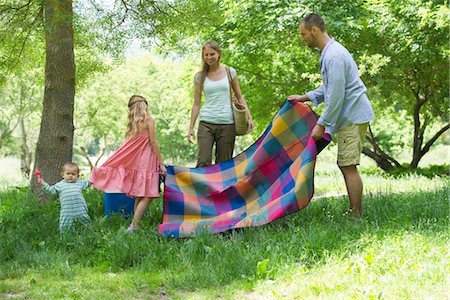 picnic - Family preparing for picnic in meadow Foto de stock - Sin royalties Premium, Código: 633-05401580