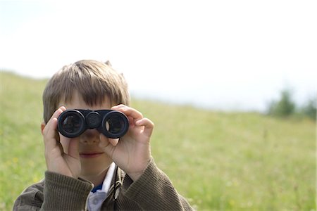 simsearch:633-05401634,k - Boy looking through binoculars Fotografie stock - Premium Royalty-Free, Codice: 633-05401630